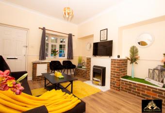 Modern Luxury house in Farnborough has rooms with a private hot tub