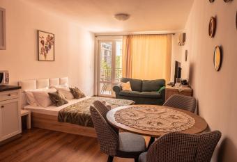 bellissimo lux beach studio has Balcony rooms