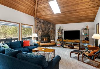 6 Lynx has rooms with a private hot tub