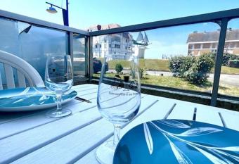 Studio    50m    pieds de la plage has Balcony rooms