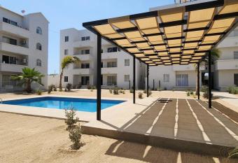 Casa Ballena, beautiful 2BR condo close to downtown walk to beach allows 18 year olds to book a room