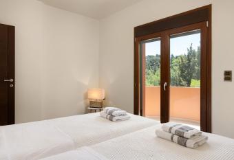 Glamorous Villa Nefeli has rooms with a private hot tub