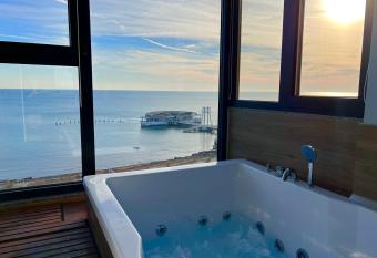 Sea Forever - Luxury Apt with Jacuzzi & Full Sea Views has rooms with a private hot tub