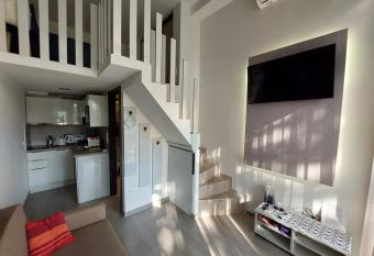 Ez  stpart apartman allows 18 year olds to book a room