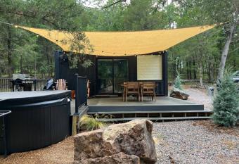 HiddenAcres Cabin - woodsy private couples retreat has rooms with a private hot tub