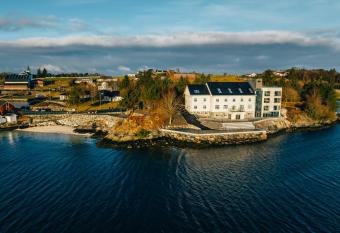 Biologen Herdla allows 18 year olds to book a room