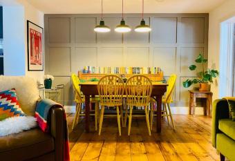 Stylish Garden Flat allows 18 year olds to book a room