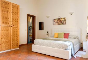 50 metri dal mare! allows 18 year olds to book a room