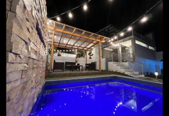 Cleofe s Place, Unique 3BR villa near Tagaytay City has Balcony rooms