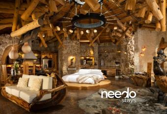 Casa Arte has rooms with a private hot tub