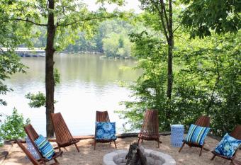 Riverbend Ranch for Family Fun on Smith Lake! Dogs welcome! has Balcony rooms