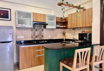 004-1Bed, bath#Patio#2Pools Gym, Steam Sauna, Jacuzzi in Calangute, Baga, North Goa has rooms with a private hot tub