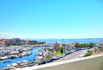 Superbe appartement avec vue mer et terrasse has Balcony rooms