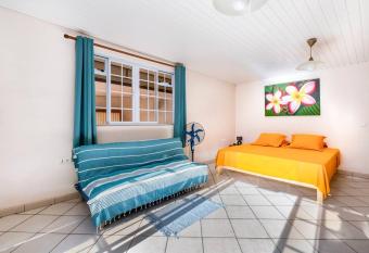 Chaine Lodge free wifi 2 min de l a  roport allows 18 year olds to book a room