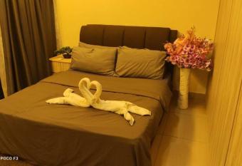 HA206 - WI-FI- NETFLIX-PARKING- SWIMMING POOL- CYBERJAYa, 3073 allows 18 year olds to book a room