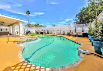 #49Haven w/Pool & Spa:mins to Dwtwn/Boulder Casino allows 18 year olds to book a room