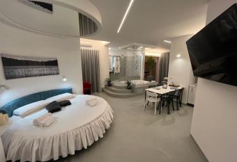 La Casba has Balcony rooms