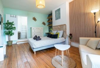 Le HENDRIX - Studio Hyper Centre allows 18 year olds to book a room