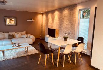 4 Zimmer 11 Personen Wohnung Garten Terrasse Grill 2 Badezimmer allows 18 year olds to book a room