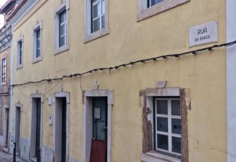 The Yellow House Portim  o allows 18 year olds to book a room