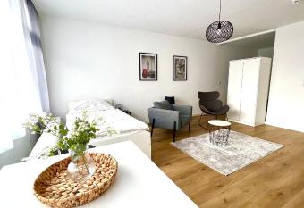Sch  ne Wohnung in Linden - 48qm, Moderne K  che, Bad, Balkon, 4 Personen, WIFI has Balcony rooms