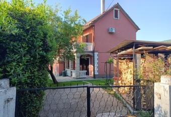 Happy chicken farm has Balcony rooms