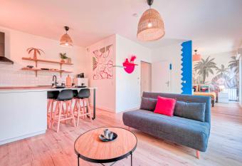 Dream -    15 minutes du RER A    pied has Balcony rooms