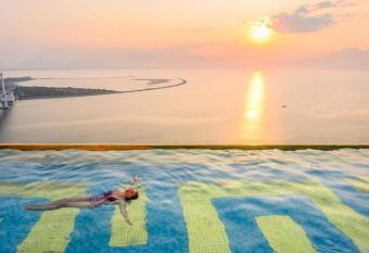 Corner Suite 2BDR high floor with Panoramic View - Golden Pool has rooms with a private hot tub