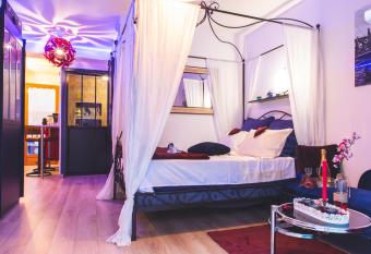 Le Charme Mart  gal Suite/Spa allows 18 year olds to book a room