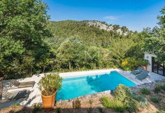 Superbe Mas Authentique du Luberon Courroussouvo has Balcony rooms