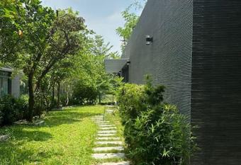 Bi   t th    3 ng    Ho  ng Anh E2 has rooms with a private hot tub