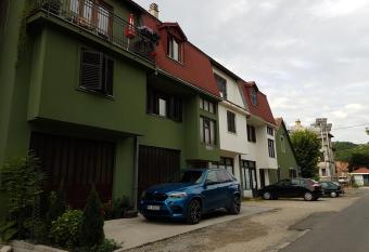 Guest House Pansion 10 has Balcony rooms