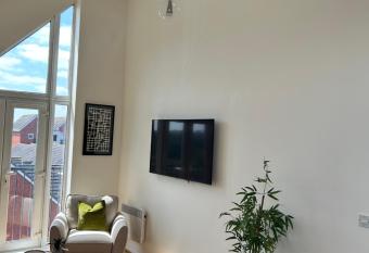 2 bedroom Luxury Penthouse Apartment has Balcony rooms