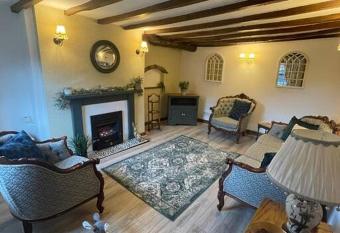 Beautiful Village Cottage 5 mins to Alton Towers has Balcony rooms