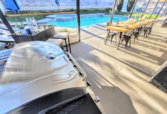 #62Vegas Spot w/Pool & Spa! Mins to LV Strip/Dtn allows 18 year olds to book a room