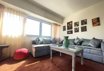 Cosy hyper central typical home allows 18 year olds to book a room