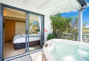 Paradise Palm Beach, HotTub,DbleKayak, SKY & Wifi has rooms with a private hot tub