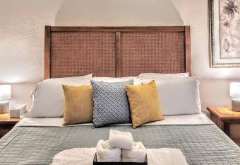 #33RoadTrip Haven: Mins to LVStrip/ChiTown/Stadium allows 18 year olds to book a room