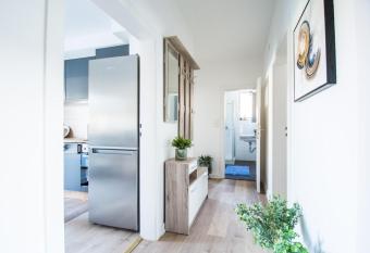 Schicke Wohnung/tolle Anbindung allows 18 year olds to book a room