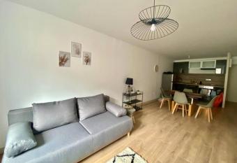 L appartement du lac allows 18 year olds to book a room