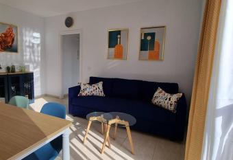 Appartement calme    200 m de la mer avec ascenseur allows 18 year olds to book a room