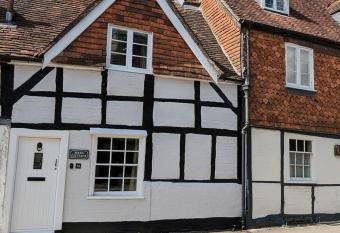 Cosy character cottage in central Marlborough UK allows 18 year olds to book a room