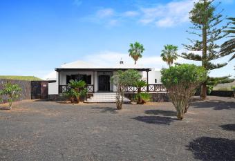 Villa Flor de Lanzarote has Balcony rooms