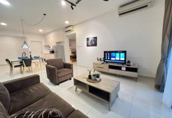 Teega Suites Puteri Harbour_5min Legoland #6Pax (16) has rooms with a private hot tub