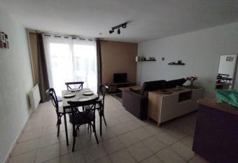 Joli appartement en plein centre du village allows 18 year olds to book a room