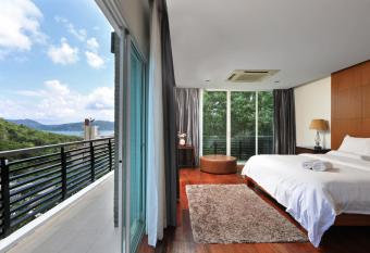 Dolphin Villa has rooms with a private hot tub