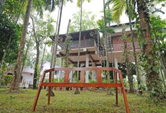 Serenity Villa and Treehouse allows 18 year olds to book a room