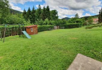 Au Petit Bonheur has Balcony rooms