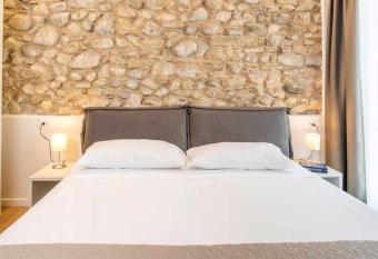 Casa Zeni Appartamento Chiara allows 18 year olds to book a room