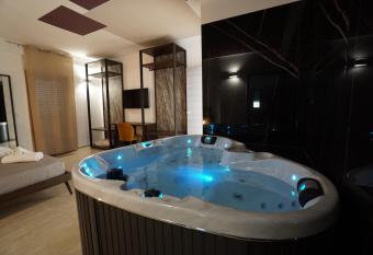 b&b Villa Grazia has rooms with a private hot tub